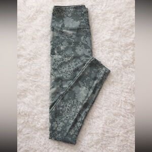 Maurices Greenish Grey 🩶 Camouflage Floral Leggings Size M